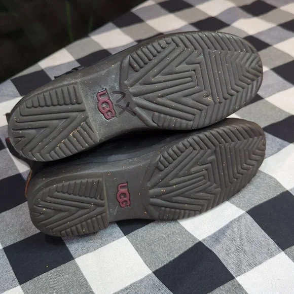 UGG Simmens Boots - Picture 6 of 9